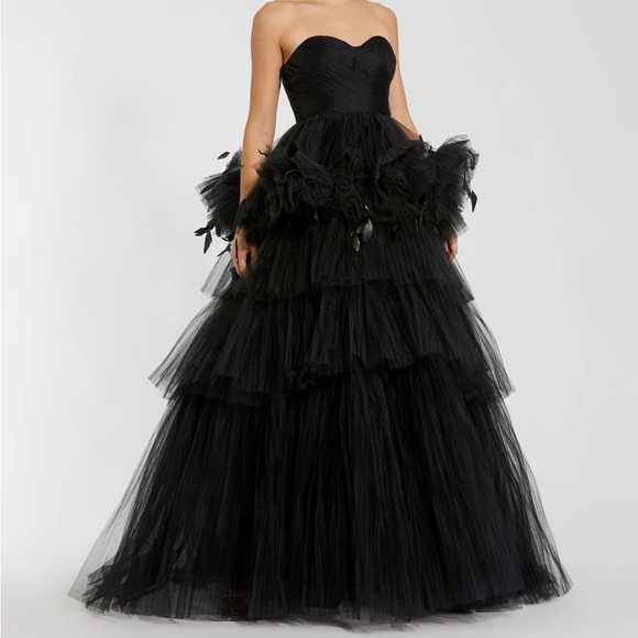 Mac Duggal Dresses & Skirts - Mac Duggal Black Strapless Sweetheart Tulle Gown w. Feather Detail 20572 Size 4